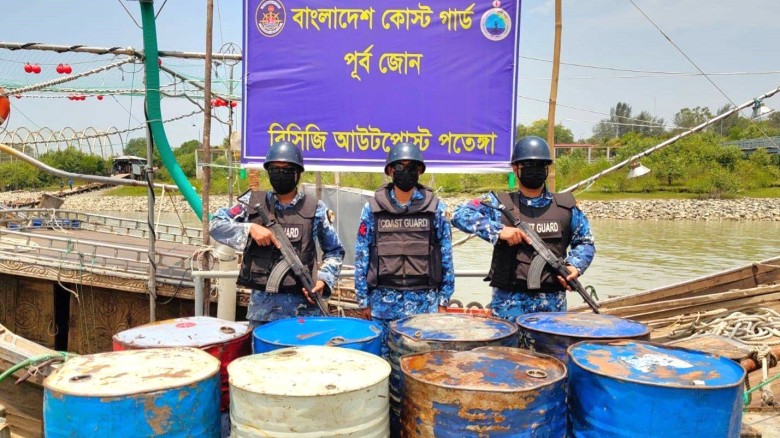 পতেঙ্গায় দেড় হাজার লিটার অবৈধ পাম ওয়েল জব্দ